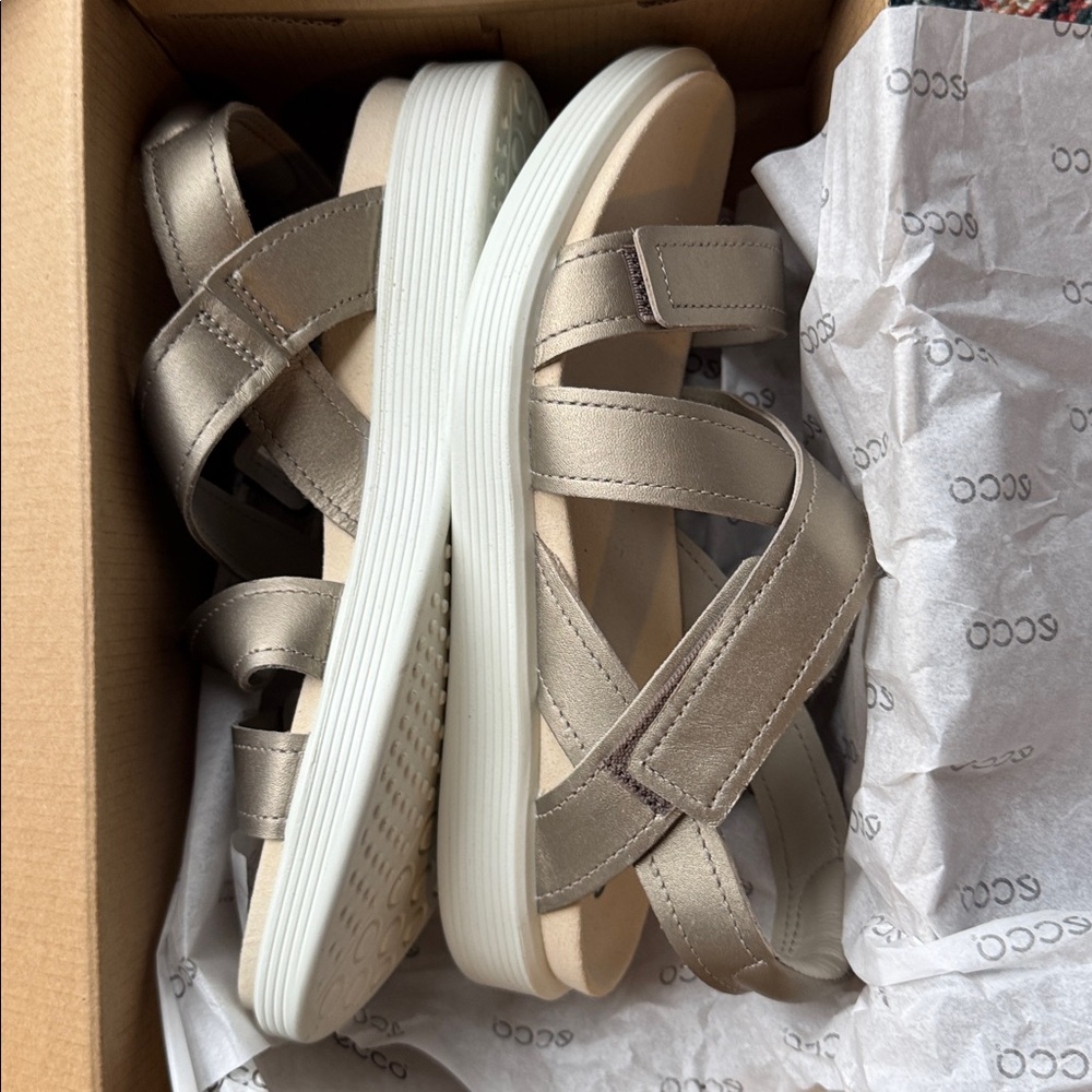 Ecco Women's Metalic Crisscross Leather Sandals with White Sole NWT in box - Picture 2 of 3
